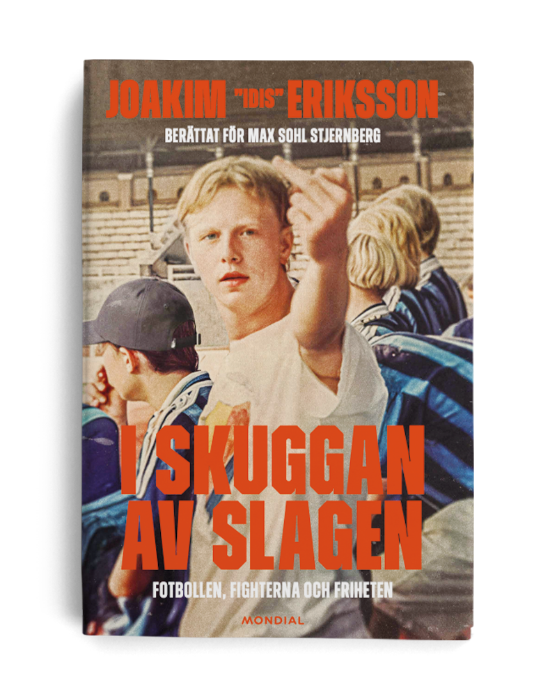 SIGNERAD I skuggan av slagen: fotbollen, fighterna och friheten