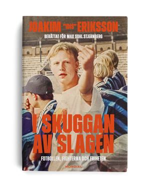 SIGNERAD I skuggan av slagen: fotbollen, fighterna och friheten